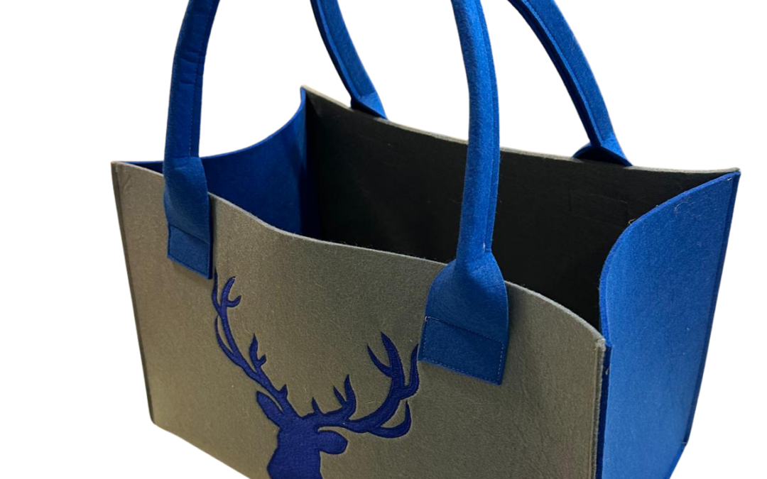 Filzeinkaufskorb in Grau mit blauen Seiten und Hirsch Stick